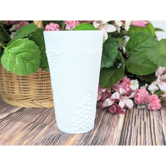 Vintage 1960s White Milk Glass Tumbler Cooler Harvest Grape Flower Small Vase - Picture 1 of 8